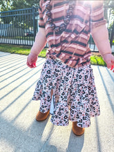 Load image into Gallery viewer, Kelly Tee
